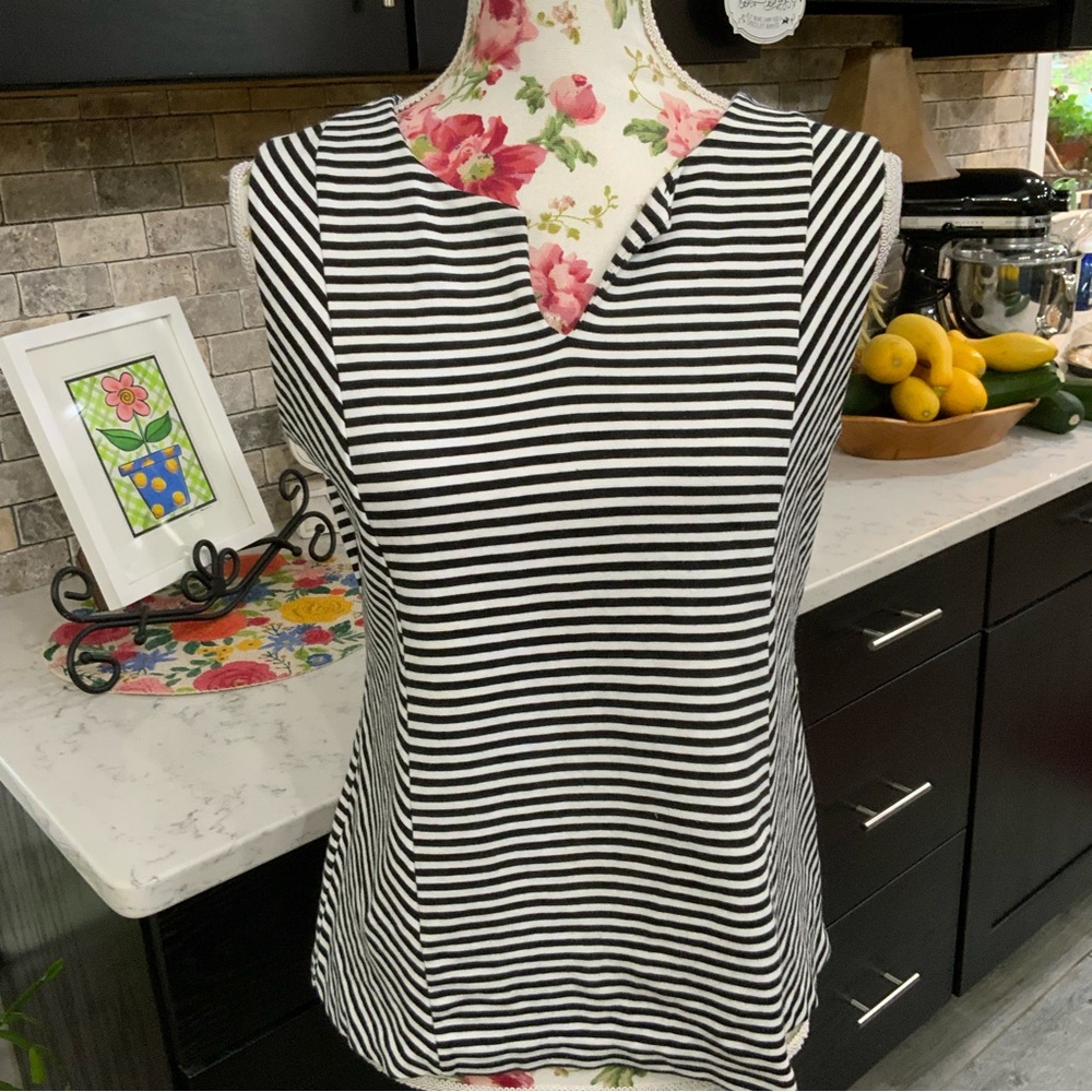 Talbots Petites Sleeveless Knit Top
Medium Petite Black & White Exposed Zipper